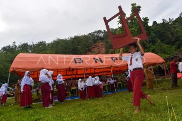 Sekolah darurat di Padang Pariaman