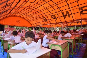 Sekolah darurat di Padang Pariaman