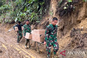 Prajurit jalan kaki 15 kilometer bawa logistik demi korban bencana