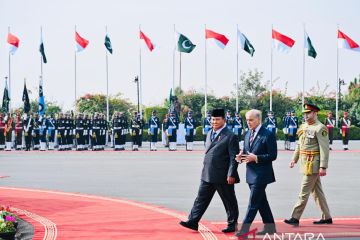 Di PM House Islamabad, Presiden Prabowo disambut upacara militer