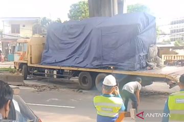 Truk trailer tabrak separator busway di depan Mapolres Jakbar