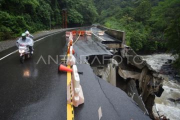 Foto: Akses khusus motor di jalan nasional Lembah Anai