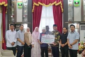 Gubernur Bengkulu serahkan bantuan Rp1 miliar untuk Sumatera Barat