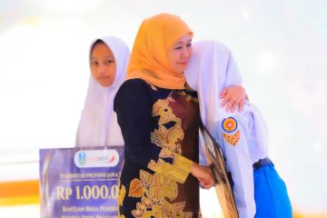 Pemprov Jatim salurkan bantuan pendidikan bagi 48.077 siswa