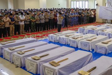 Shalat jenazah untuk para korban bencana alam di Sumbar