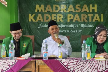 Legislator Jabar edukasi politik bagi kaum muda di Garut