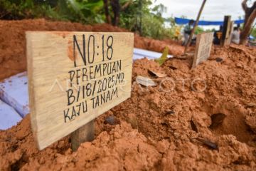 Pemakaman massal korban banjir bandang Sumatera Barat