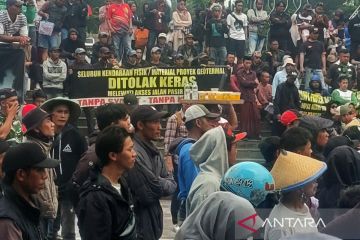 Warga kaki Gunung Gede-Pangrango unjuk rasa di Kantor Bupati Cianjur