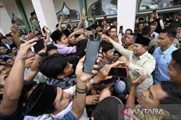 Prabowo shalat Jumat bersama penyintas, simak khutbah bertema musibah