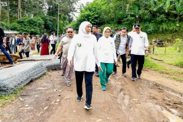 Khofifah pastikan dua jembatan di Lumajang selesai akhir tahun