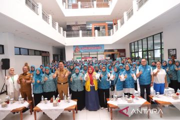 Pemkot Cimahi membagikan kacamata gratis guna tekan gangguan mata pelajar