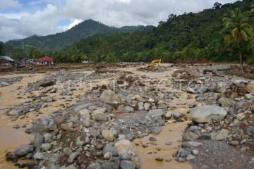 Aliran sungai berubah akibat banjir bandang di Padang