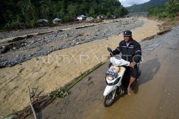 Aliran sungai berubah akibat banjir bandang di Padang