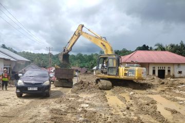 Agam butuh alat berat-dump truk bersihkan material banjir bandang&nbsp;