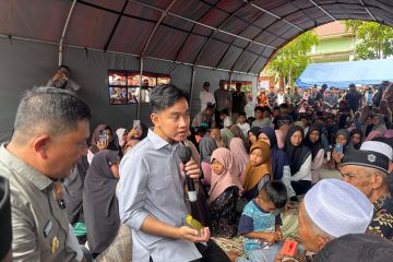 Ada 95 jembatan putus, Gibran minta maaf warga harus antre BBM di SPBU