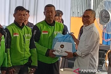 Kemenko Pangan-Bulog bagikan 500 paket sembako untuk ojol di Semarang