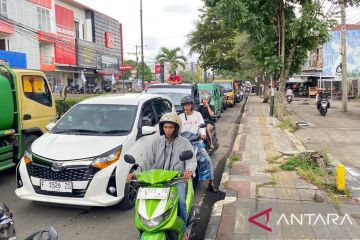 Pemkab Cianjur memperbaiki jalan protokol dengan cor beton cepat kering
