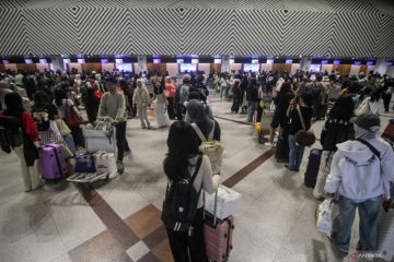 Penumpang pesawat di Bandara Juanda jelang Natal