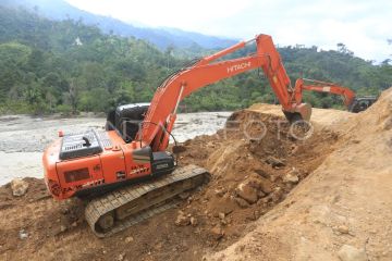 Foto: Pembuatan jalur alternatif jalan lintas provinsi pascabencana
