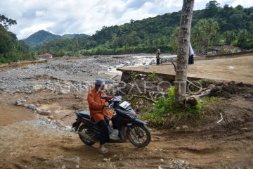 Jalan darurat kembali dibuka di Batu Busuk di Padang