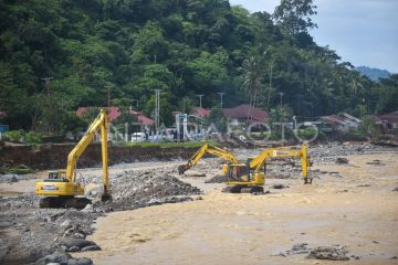 Perbaikan alur sungai di Padang