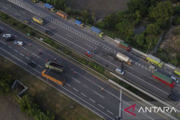Penyekatan dan pengalihan kendaraan truk di tol Merak