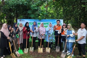 Wariskan Lingkungan Asri, WIKA Serang Panimbang Tanam 100 Pohon di SDN Cimaung 4