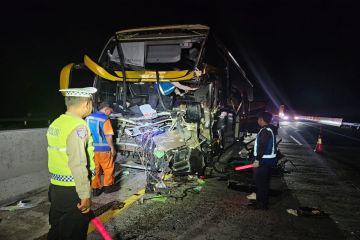 Bus pariwisata tabrak truk di Tol Batang akibatkan satu tewas
