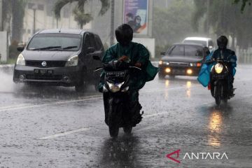 Hujan ringan guyur Bandung dan mayoritas kota besar Indonesia pada Selasa