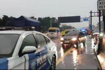 Petugas perpanjang contraflow di Tol Jakarta-Cikampek