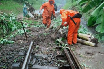 Sejumlah perjalanan kereta api terganggu akibat genangan air di Purwakarta