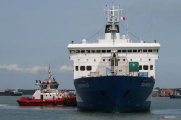 Arus penumpang kapal di Pelabuhan Tanjung Perak