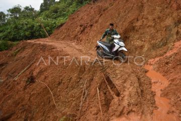 Melintasi jalan longsor di Padang Pariaman