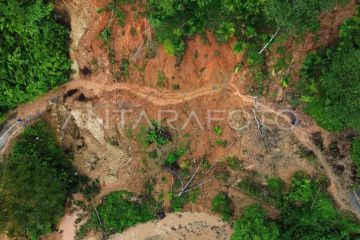 Melintasi jalan longsor di Padang Pariaman
