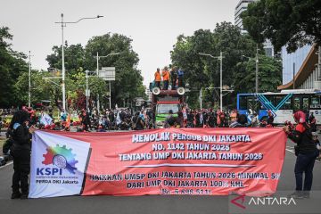 Demo buruh di Jakarta, polisi bagikan mineral dan roti