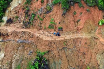 Melintasi jalan longsor di Padang Pariaman