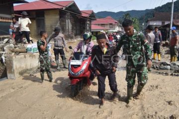 Dampak banjir bandang susulan di Maninjau