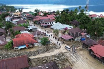 Dampak banjir bandang susulan di Maninjau