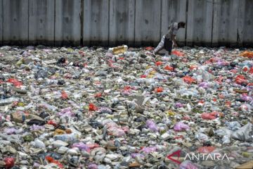 Sampah menumpuk di Kali Dadap Tangerang