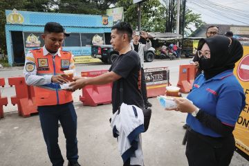 Jurnalis Garut gelar aksi berbagi untuk petugas pengamanan Nataru