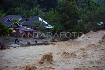 Air sungai kembali meluap di Padang