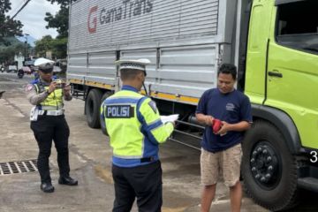Polres Garut tindak sopir truk yang masih beroperasi di kawasan jalur arteri