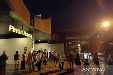 Warga berdatangan ke TMII untuk sambut malam pergantian tahun