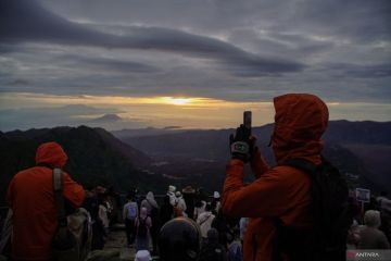 Matahari terbit pertama 2026 di Gunung Bromo