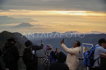 Foto: Matahari terbit pertama 2026 di Gunung Bromo