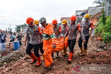 Evakuasi jenazah korban longsor di Kabupaten Sumedang