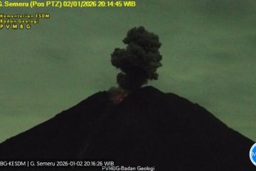 Semeru erupsi terus menerus dengan tinggi letusan hingga 1 km
