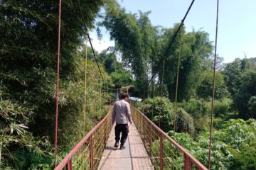 Seorang wanita nekat terjun ke Sungai Cimanuk Garut