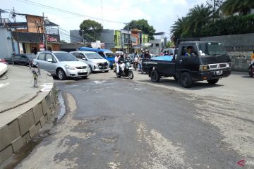 Pemkab Cianjur memperbaiki jalan berlubang di Tugu Lampu Gentur