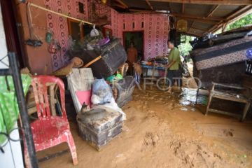 Dampak banjir bandang susulan di Padang